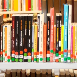 Pricken - itseliimautuva väritarra, punainen (100 kpl)